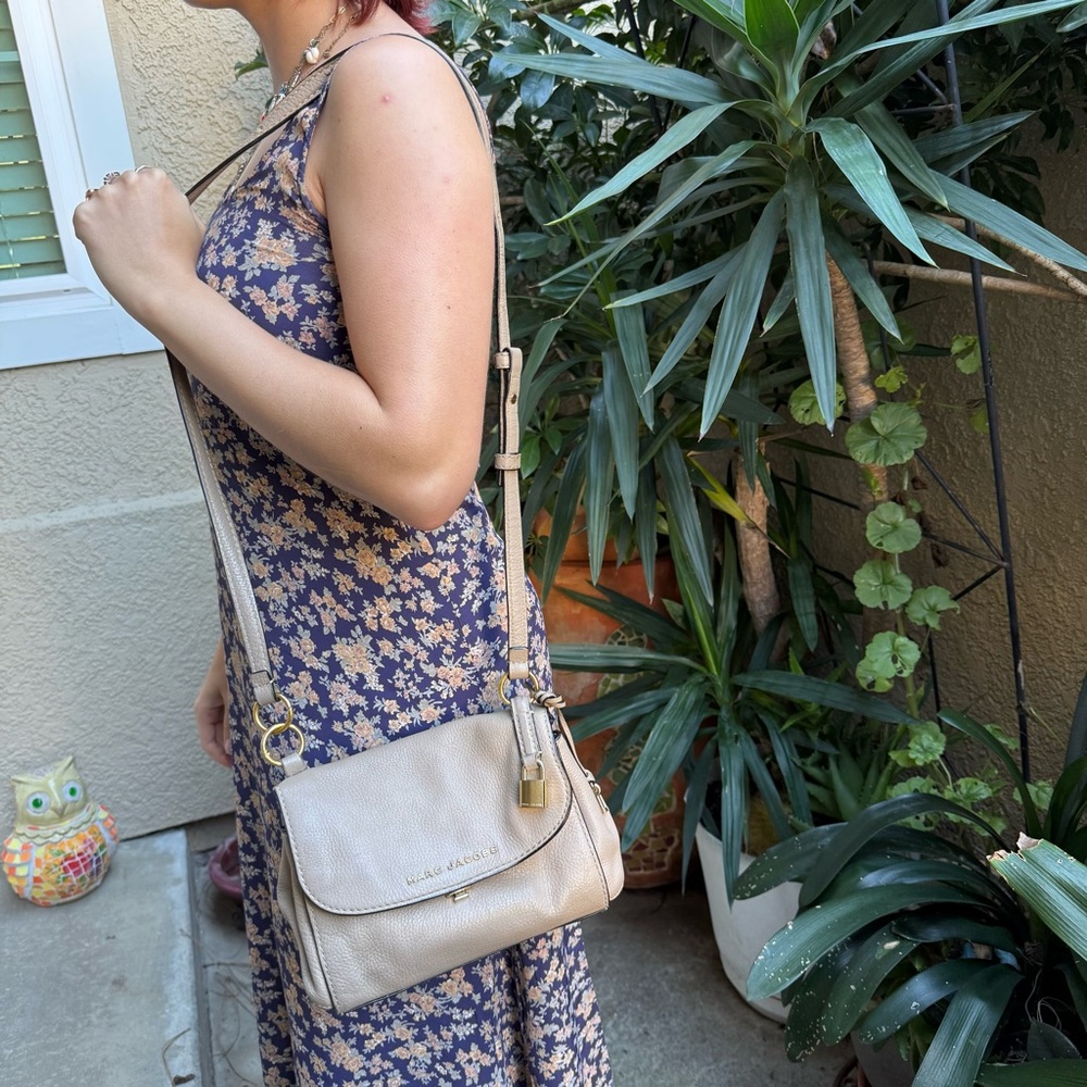 Vintage Marc Jacobs Taupe Pebble Leather Crossbody Bag with Gold Hardware